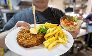 So sieht der Klassiker Schnitzel mit Pommes und Salat im Ausspann aus. - Niklas Tüns So sieht der Klassiker Schnitzel mit Pommes und Salat im Ausspann aus. - Niklas Tüns