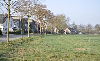 Das Baugebiet „Am großen Moor“ zwischen Bahntrasse (rechts vom zu bebauenden Feld) und der Straße Zum Galgenknapp (links) sowie rechts und links vom Moorweg (hinten) bleibt umstritten. - Rainer Stephan Das Baugebiet „Am großen Moor“ zwischen Bahntrasse (rechts vom zu bebauenden Feld) und der Straße Zum Galgenknapp (links) sowie rechts und links vom Moorweg (hinten) bleibt umstritten. - Rainer Stephan