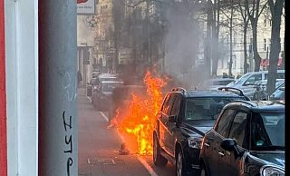 Unbekannte stecken am Niederwall zwei Autos in Brand. Die Kripo ermittelt wegen Brandstiftung. - Foto: Jan Kosmützky Unbekannte stecken am Niederwall zwei Autos in Brand. Die Kripo ermittelt wegen Brandstiftung. - Foto: Jan Kosmützky