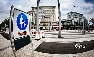 Dieses Fußgänger-Schild auf dem Jahnplatz sorgt aktuell für Verwirrung. - Mike-Dennis Müller / www.mdm.photo Dieses Fußgänger-Schild auf dem Jahnplatz sorgt aktuell für Verwirrung. - Mike-Dennis Müller / www.mdm.photo