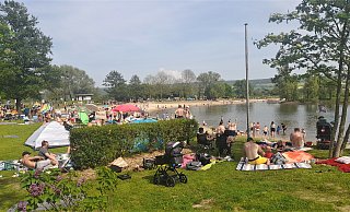 Volles Haus am Godelheimer See während des Feiertags – vor allem Familien nutzten den Sonnentag auf Grünflächen und Wasser. - Simone Flörke Volles Haus am Godelheimer See während des Feiertags – vor allem Familien nutzten den Sonnentag auf Grünflächen und Wasser. - Simone Flörke