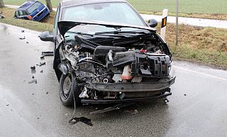 Die beiden Autos waren nach dem Unfall nicht mehr fahrbereit. - Polizei Minden-Lübbecke Die beiden Autos waren nach dem Unfall nicht mehr fahrbereit. - Polizei Minden-Lübbecke