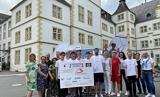 Sponsoren, Organisatoren und Schachspieler gut gelaunt nach der Weltmeisterschaft: Iris Meier (Vorstand der Schach Akademie Paderborn, v. l.), Verena Möller, Ugur Sahsi (unilab), Giliard Homayoun, Philip Glaß (Glass GmbH), Linus Rohm, Deniz Bade, Shayan Nourzad, Uwe Strohbach (unilab), Jakob Gering, Maurin Möller, Paul Huneke (Lehrer), Yakub Irkilmez (Schachtrainer), Birgit Bräuer (GMS), Nicole Michaelis (Schulleiterin) Louisa Kiel, Joachim Gering (Begleitperson), Bianca Thiere, Ulrich von Schwartzenberg (stellv. Schulleiter). - Dana Johanna Stoll Sponsoren, Organisatoren und Schachspieler gut gelaunt nach der Weltmeisterschaft: Iris Meier (Vorstand der Schach Akademie Paderborn, v. l.), Verena Möller, Ugur Sahsi (unilab), Giliard Homayoun, Philip Glaß (Glass GmbH), Linus Rohm, Deniz Bade, Shayan Nourzad, Uwe Strohbach (unilab), Jakob Gering, Maurin Möller, Paul Huneke (Lehrer), Yakub Irkilmez (Schachtrainer), Birgit Bräuer (GMS), Nicole Michaelis (Schulleiterin) Louisa Kiel, Joachim Gering (Begleitperson), Bianca Thiere, Ulrich von Schwartzenberg (stellv. Schulleiter). - Dana Johanna Stoll