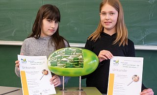 Emma Lotta Wegener (l.) und Leonie Vivien Küpper mit ihren bio-logisch-Urkunden. - Ralf Bittner Emma Lotta Wegener (l.) und Leonie Vivien Küpper mit ihren bio-logisch-Urkunden. - Ralf Bittner