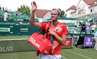 Louis Wessels lässt sich nach seinem Triumph vom Haller Publikum feiern. Er zieht erstmals in das Hauptfeld der Terra Wortmann Open ein. - Wolfgang Rudolf Louis Wessels lässt sich nach seinem Triumph vom Haller Publikum feiern. Er zieht erstmals in das Hauptfeld der Terra Wortmann Open ein. - Wolfgang Rudolf