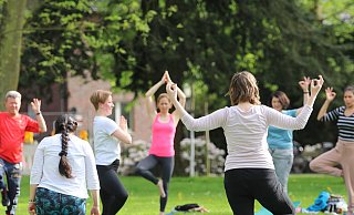 Yoga war zur Eröffnung der sportlichen Sommerreihe "Sport im Park" gut besucht. - Claus Frickemeier Yoga war zur Eröffnung der sportlichen Sommerreihe "Sport im Park" gut besucht. - Claus Frickemeier