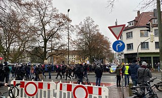 Auch in Niedersachsen wie hier im Dezember in Osnabrück protestieren Menschen gegen die Corona-Maßnahmen. Hier formierte sich eine Gegendemonstration am Straßenrand. - Sandra Spieker Auch in Niedersachsen wie hier im Dezember in Osnabrück protestieren Menschen gegen die Corona-Maßnahmen. Hier formierte sich eine Gegendemonstration am Straßenrand. - Sandra Spieker