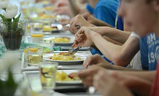 Die Gemeinde Rödinghausen ist verpflichtet, Kindern an Offenen Ganztagsschulen ein Mittagessen anzubieten. - Franziska Kraufmann/dpa Die Gemeinde Rödinghausen ist verpflichtet, Kindern an Offenen Ganztagsschulen ein Mittagessen anzubieten. - Franziska Kraufmann/dpa