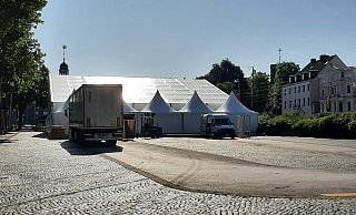 Auf dem mittleren Parkplatz am Liboriberg wird die Paderborner Almhütte aufgebaut. - Lena Henning Auf dem mittleren Parkplatz am Liboriberg wird die Paderborner Almhütte aufgebaut. - Lena Henning