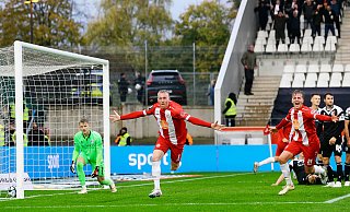 Die 90. Minute: Essens Ron Berlinski (Mitte) feiert seinen Treffer zum 2:1, Arminia Bielefeld um Torwart Jonas Kersken (l.) ist geschlagen. - IMAGO/Markus Endberg Die 90. Minute: Essens Ron Berlinski (Mitte) feiert seinen Treffer zum 2:1, Arminia Bielefeld um Torwart Jonas Kersken (l.) ist geschlagen. - IMAGO/Markus Endberg