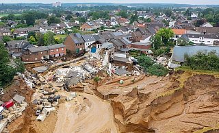Flutkatastrophe: Im Juli 2021 kam es in Erftstadt-Blessem zu einem massiven Erdrutsch. - imago images/Reichwein Flutkatastrophe: Im Juli 2021 kam es in Erftstadt-Blessem zu einem massiven Erdrutsch. - imago images/Reichwein