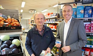 Bargeld-Service in Ossendorf: „Nah und frisch“-Marktleiter Günter Willeke (l.) und Bankvorstand Birger Kriwet. - Vereinigte Volksbank Bargeld-Service in Ossendorf: „Nah und frisch“-Marktleiter Günter Willeke (l.) und Bankvorstand Birger Kriwet. - Vereinigte Volksbank