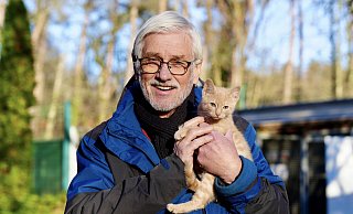 Bielefelds oberster Tierschützer Helmut Tiekötter ist froh, dass die Sennestädter Katzen jetzt erst einmal gut im Tierheim unterbracht sind. Der kleine rote Kater auf seinem Arm ist der zutraulichste der Welpen. Die anderen sind nicht so aufgeschlossen. - Peter Unger Bielefelds oberster Tierschützer Helmut Tiekötter ist froh, dass die Sennestädter Katzen jetzt erst einmal gut im Tierheim unterbracht sind. Der kleine rote Kater auf seinem Arm ist der zutraulichste der Welpen. Die anderen sind nicht so aufgeschlossen. - Peter Unger