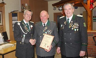Ralf Schulz-Henze (l.) und Oberst Michael Genett (r.) ehren Friedhelm Strunk für die 70-jährige Vereinszugehörigkeit. - Karin Prignitz Ralf Schulz-Henze (l.) und Oberst Michael Genett (r.) ehren Friedhelm Strunk für die 70-jährige Vereinszugehörigkeit. - Karin Prignitz