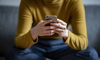 Eine junge Frau hält ein Smartphone in der Hand. Am 8. Dezember, dem bundesweiten Warntag, soll zum ersten Mal das neue Warnsystem Cell Broadcast zum Einsatz kommen. Handybesitzer erhalten dann eine Testnachricht. - dpa/Fabian Sommer Eine junge Frau hält ein Smartphone in der Hand. Am 8. Dezember, dem bundesweiten Warntag, soll zum ersten Mal das neue Warnsystem Cell Broadcast zum Einsatz kommen. Handybesitzer erhalten dann eine Testnachricht. - dpa/Fabian Sommer