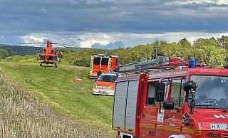 Feuerwehr und Rettungsdienst arbeiteten Hand in Hand für die Rettung der Frau, die mit einem Rettungshubschrauber in einer Spezialklinik gebracht wurde. - FFW Brakel Feuerwehr und Rettungsdienst arbeiteten Hand in Hand für die Rettung der Frau, die mit einem Rettungshubschrauber in einer Spezialklinik gebracht wurde. - FFW Brakel