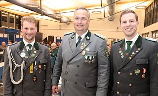Christian Landerbarthold (Mitte) begrüßt Sebastian Boer (r.) und Jan Gnaß als neue Mitglieder im Offizierskorps. - Knut Dinter Christian Landerbarthold (Mitte) begrüßt Sebastian Boer (r.) und Jan Gnaß als neue Mitglieder im Offizierskorps. - Knut Dinter