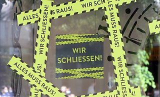 Es ist ein Bild, das Alltag geworden ist: Das Aus von Geschäften. Bitter ist aber, dass besonders viele Traditionsläden schließen müssen. - imago images/Ralph Peters Es ist ein Bild, das Alltag geworden ist: Das Aus von Geschäften. Bitter ist aber, dass besonders viele Traditionsläden schließen müssen. - imago images/Ralph Peters