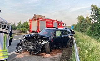 Vor Ort waren 12 Feuerwehrleute mit vier Einsatzfahrzeugen, drei Rettungswagen, ein Notarzteinsatzfahrzeug und die Autobahnpolizei. - Feuerwehr Bad Wünnenberg Vor Ort waren 12 Feuerwehrleute mit vier Einsatzfahrzeugen, drei Rettungswagen, ein Notarzteinsatzfahrzeug und die Autobahnpolizei. - Feuerwehr Bad Wünnenberg