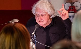 Peter Urban liest in der Stadtbibliothek aus seinen Erinnerungen "On Air". Obwohl die Stimme des ESC lange liest, lauschen die 80 Zuhörenden in der ausverkauften Stadtbibliothek gebannt. - Ralf Bittner Peter Urban liest in der Stadtbibliothek aus seinen Erinnerungen "On Air". Obwohl die Stimme des ESC lange liest, lauschen die 80 Zuhörenden in der ausverkauften Stadtbibliothek gebannt. - Ralf Bittner
