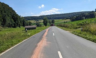 Die Feuerwehren aus Lütmarsen und Ovenhausen sind mehr als vier Stunden auf der L755 im Einsatz. - Feuerwehr Höxter Die Feuerwehren aus Lütmarsen und Ovenhausen sind mehr als vier Stunden auf der L755 im Einsatz. - Feuerwehr Höxter