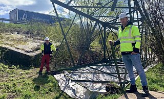 Auch entlang der A 33 hat Michel Schneebergs (r.) Team die Strommasten abgebaut. Links neben Tennet-Sprecher Markus Lieberknecht ist das schräge Mast-Fundament zu sehen. - Jens Reddeker Auch entlang der A 33 hat Michel Schneebergs (r.) Team die Strommasten abgebaut. Links neben Tennet-Sprecher Markus Lieberknecht ist das schräge Mast-Fundament zu sehen. - Jens Reddeker