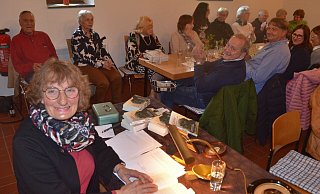 Einfühlsam und spannend geschrieben ist das Buch von Elisabeth Schröder über ihre Großmutter Luise, das diese am Freitag im Heimathof vorstellte. Es wurde ein interessanter Abend, der viel Stoff für Austausch und Begegnung bot. - Sibylle Kemna Einfühlsam und spannend geschrieben ist das Buch von Elisabeth Schröder über ihre Großmutter Luise, das diese am Freitag im Heimathof vorstellte. Es wurde ein interessanter Abend, der viel Stoff für Austausch und Begegnung bot. - Sibylle Kemna