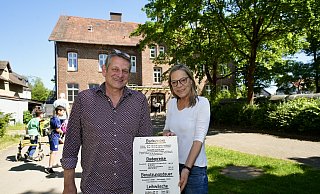 Schulleiter Ralf Drögemöller und Konrektorin Sybille Jabbusch vor dem OGS-Gebäude der Rußheideschule, das früher mal Badehaus war. - Peter Unger Schulleiter Ralf Drögemöller und Konrektorin Sybille Jabbusch vor dem OGS-Gebäude der Rußheideschule, das früher mal Badehaus war. - Peter Unger