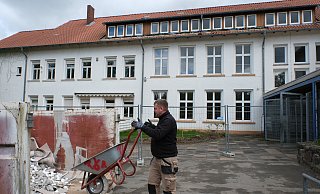 Das alte Gebäude der Grundschule Eidinghausen wird entkernt und dann abgerissen. - Ulf Hanke Das alte Gebäude der Grundschule Eidinghausen wird entkernt und dann abgerissen. - Ulf Hanke