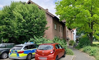 In einer Erdgeschosswohnung dieses Hauses in der Krakostraße hatte sich das Verbrechen ereignet. - Ralph Meyer In einer Erdgeschosswohnung dieses Hauses in der Krakostraße hatte sich das Verbrechen ereignet. - Ralph Meyer