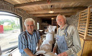 Wilhelm Nolting (l.) und Horst Brönstrup haben insgesamt 100 Kilogramm Getreide in der motorbetriebenen Hofmühle gemahlen. - Nicole Sielermann Wilhelm Nolting (l.) und Horst Brönstrup haben insgesamt 100 Kilogramm Getreide in der motorbetriebenen Hofmühle gemahlen. - Nicole Sielermann