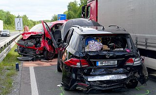 Etwa einen Kilometer vor dem Autobahnkreuz Haaren fuhr ein Sattelzug auf einen Ford Transit und einen Mercedes-Geländewagen auf. Dabei wurden drei Menschen verletzt. - Ralph Meyer Etwa einen Kilometer vor dem Autobahnkreuz Haaren fuhr ein Sattelzug auf einen Ford Transit und einen Mercedes-Geländewagen auf. Dabei wurden drei Menschen verletzt. - Ralph Meyer