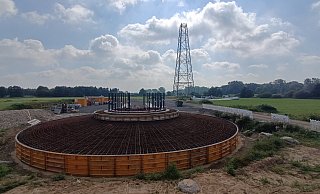 Während der Sockel der neuen Anlage bald gegossen werden kann, steht eines der alten Windräder in Bruchmühlen bereits kopflos da. - Sven Hauhart Während der Sockel der neuen Anlage bald gegossen werden kann, steht eines der alten Windräder in Bruchmühlen bereits kopflos da. - Sven Hauhart
