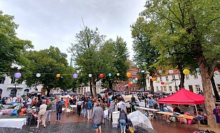 6.30 Uhr: Nieselregen? Macht nichts, der Platz ist gut gefüllt, der Kult-Flohmarkt auf dem Klosterplatz geht in die nächste Runde. - Kurt Ehmke 6.30 Uhr: Nieselregen? Macht nichts, der Platz ist gut gefüllt, der Kult-Flohmarkt auf dem Klosterplatz geht in die nächste Runde. - Kurt Ehmke