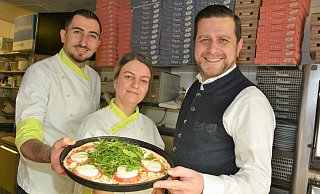 Servet Hajrullahi (r.) und Küchenchef Bledar Bualli freuen sich, dass Lindita Arifi die Kunst des Pizzabackens beherrscht. - Karin Prignitz Servet Hajrullahi (r.) und Küchenchef Bledar Bualli freuen sich, dass Lindita Arifi die Kunst des Pizzabackens beherrscht. - Karin Prignitz