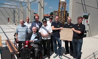 Die Ehrenabteilung der Freiwilligen Feuerwehr Bad Lippspringe freut sich mit den aktiven Feuerwehrmännern und dem Bürgermeister über die lang ersehnte neue, große Feuerwache. Johannes Heggemann (v. l.), Michael Heck, Heinz Kröger, Ulrich Lange, Hartmut Schlüter, Elmar Thiele sowie Christopher Heinemann, der neue Wehrführer Torsten Heggemann und Gian-Luca Heggemann. - Uwe Müller Die Ehrenabteilung der Freiwilligen Feuerwehr Bad Lippspringe freut sich mit den aktiven Feuerwehrmännern und dem Bürgermeister über die lang ersehnte neue, große Feuerwache. Johannes Heggemann (v. l.), Michael Heck, Heinz Kröger, Ulrich Lange, Hartmut Schlüter, Elmar Thiele sowie Christopher Heinemann, der neue Wehrführer Torsten Heggemann und Gian-Luca Heggemann. - Uwe Müller
