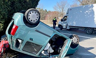 Ein Opel Agila kollidiert auf der Münsterstraße mit einem abbiegenden Sprinter-Kastenwagen. - Ralph Meyer Ein Opel Agila kollidiert auf der Münsterstraße mit einem abbiegenden Sprinter-Kastenwagen. - Ralph Meyer