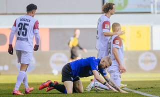 Felix Platte ärgert sich über seine vergebene Chance. Die Dresdener (v. l.) Königsdörffer, Stark und Ehlers sind erleichtert. - Besim Mazhiqi Felix Platte ärgert sich über seine vergebene Chance. Die Dresdener (v. l.) Königsdörffer, Stark und Ehlers sind erleichtert. - Besim Mazhiqi