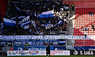 Trotz der weiten Anreise war der Arminia-Block in Regensburg sehr gut gefüllt. - IMAGO/Zink Trotz der weiten Anreise war der Arminia-Block in Regensburg sehr gut gefüllt. - IMAGO/Zink