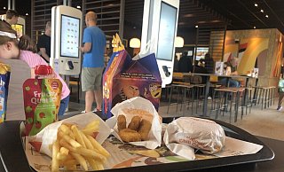 Wie schnell wird das Essen im Fast Food-Restaurant McDonald's in Beverungen serviert? Die "NW" hat den Test gemacht. - Nicole Fischer Wie schnell wird das Essen im Fast Food-Restaurant McDonald's in Beverungen serviert? Die "NW" hat den Test gemacht. - Nicole Fischer