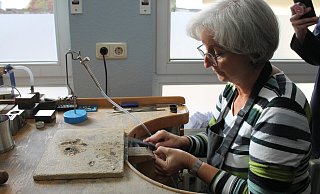 Goldschmiedin Sabine Nott bearbeitet und poliert die Rohlinge in Seidls Werkstatt von Hand. - LGS 2023 Höxter/Manuela Puls Goldschmiedin Sabine Nott bearbeitet und poliert die Rohlinge in Seidls Werkstatt von Hand. - LGS 2023 Höxter/Manuela Puls