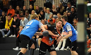 Kampfspiel: Harsewinkels Spielmacher Sven Bröskamp tankt sich hier gegen Brakes Nils Buschmann (l.) durch. - Markus Nieländer Kampfspiel: Harsewinkels Spielmacher Sven Bröskamp tankt sich hier gegen Brakes Nils Buschmann (l.) durch. - Markus Nieländer