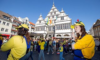 Die Karnevalsparade zog auch am Rathaus vorbei. - Niklas Tüns Die Karnevalsparade zog auch am Rathaus vorbei. - Niklas Tüns