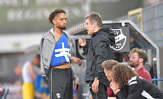 Pechvogel: Für Cyrill Akono war die 0:3-Niederlage des SC Verl gegen Braunschweig besonders bitter. Der Mittelstürmer musste mit einer offenbar schweren Schulterverletzung ausgewechselt werden. - Jens Dünhölter Pechvogel: Für Cyrill Akono war die 0:3-Niederlage des SC Verl gegen Braunschweig besonders bitter. Der Mittelstürmer musste mit einer offenbar schweren Schulterverletzung ausgewechselt werden. - Jens Dünhölter