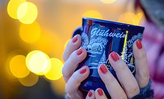 An jeder Bude ein anderer Glühwein: Dieses übliche Vorgehen von Weihnachtsmarkt-Besuchern ist in den Augen des Experten nicht sehr klug. - Symbolfoto: dpa An jeder Bude ein anderer Glühwein: Dieses übliche Vorgehen von Weihnachtsmarkt-Besuchern ist in den Augen des Experten nicht sehr klug. - Symbolfoto: dpa