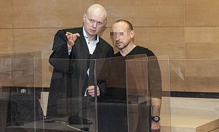 Mit 36 Messerstichen soll Valery H. seine Ehefrau getötet haben. Sein Strafverteidiger Jerrit Schöll (l.) verlas vor Gericht das Geständnis des Bielefelders. - Jörg Dieckmann Mit 36 Messerstichen soll Valery H. seine Ehefrau getötet haben. Sein Strafverteidiger Jerrit Schöll (l.) verlas vor Gericht das Geständnis des Bielefelders. - Jörg Dieckmann