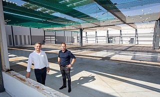 Roger Tosetto (l., Leitung Vertriebs- und Geschäftsentwicklung bei Multipolster) und Regionalleiter Alexander Holzberg stehen in der Filiale, die inzwischen komplett entkernt wurde. - Niklas Tüns Roger Tosetto (l., Leitung Vertriebs- und Geschäftsentwicklung bei Multipolster) und Regionalleiter Alexander Holzberg stehen in der Filiale, die inzwischen komplett entkernt wurde. - Niklas Tüns