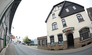 Seit rund eineinhalb Jahren steht das Hotel Deeke an der B 65 im Herzen Pr. Oldendorfs leer und wurde auf den Abriss vorbereitet. Ende des Monats ist es soweit. - Joern Spreen-Ledebur Seit rund eineinhalb Jahren steht das Hotel Deeke an der B 65 im Herzen Pr. Oldendorfs leer und wurde auf den Abriss vorbereitet. Ende des Monats ist es soweit. - Joern Spreen-Ledebur