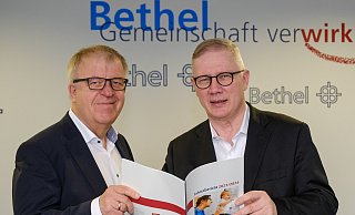 Pastor Ulrich Pohl und Rainer Norden managen die von Bodelschwinghschen Stiftungen, in deren Einrichtungen bundesweit mehr als 24.000 Mitarbeiter und Mitarbeiterinnen an rund 300 Standorten beschäftigt sind. - Andreas Zobe Pastor Ulrich Pohl und Rainer Norden managen die von Bodelschwinghschen Stiftungen, in deren Einrichtungen bundesweit mehr als 24.000 Mitarbeiter und Mitarbeiterinnen an rund 300 Standorten beschäftigt sind. - Andreas Zobe