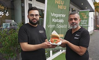 Alper Evin (l.) und sein Vater Yüksel Evin mit dem neuen "Verler Vegöner". - Privat Alper Evin (l.) und sein Vater Yüksel Evin mit dem neuen "Verler Vegöner". - Privat